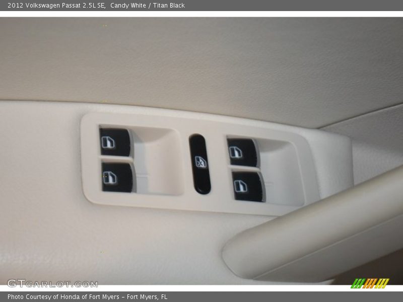 Candy White / Titan Black 2012 Volkswagen Passat 2.5L SE