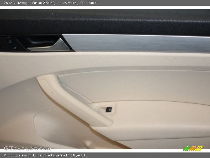 Candy White / Titan Black 2012 Volkswagen Passat 2.5L SE