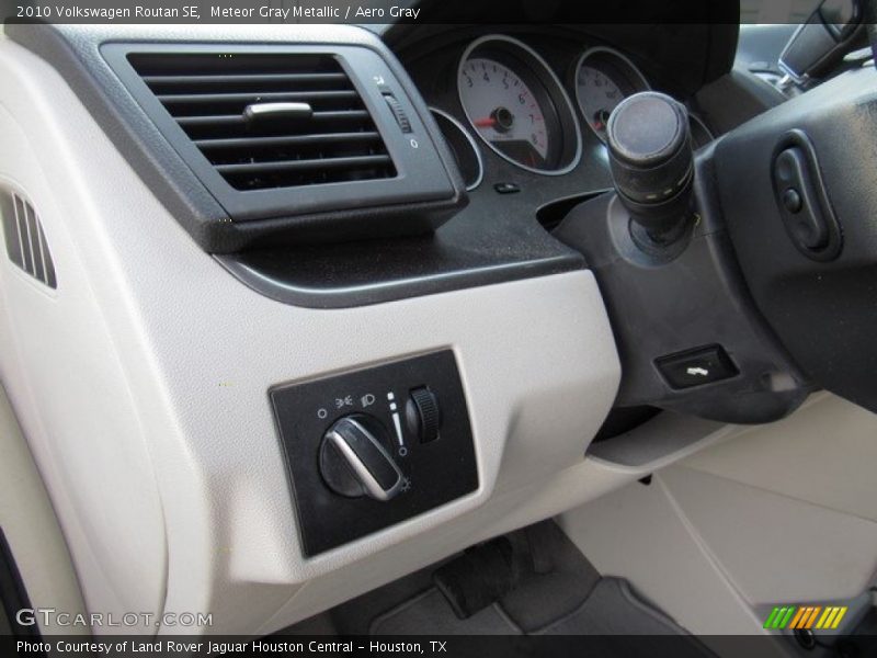 Meteor Gray Metallic / Aero Gray 2010 Volkswagen Routan SE