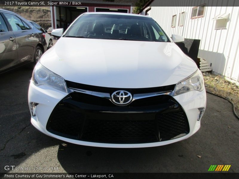 Super White / Black 2017 Toyota Camry SE
