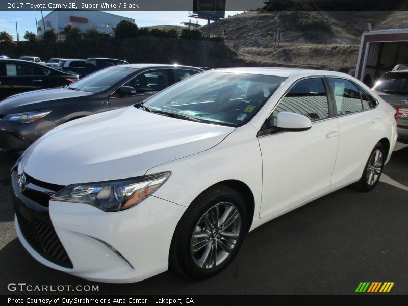 Super White / Black 2017 Toyota Camry SE