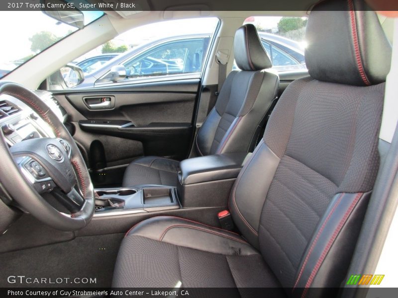 Super White / Black 2017 Toyota Camry SE
