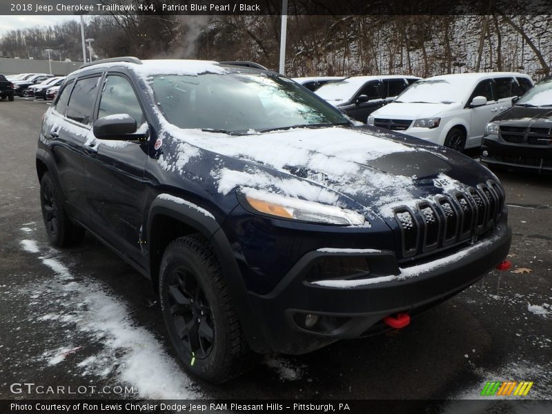 Front 3/4 View of 2018 Cherokee Trailhawk 4x4