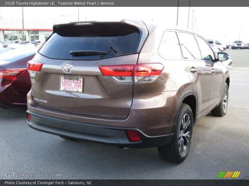 Toasted Walnut Pearl / Almond 2018 Toyota Highlander LE