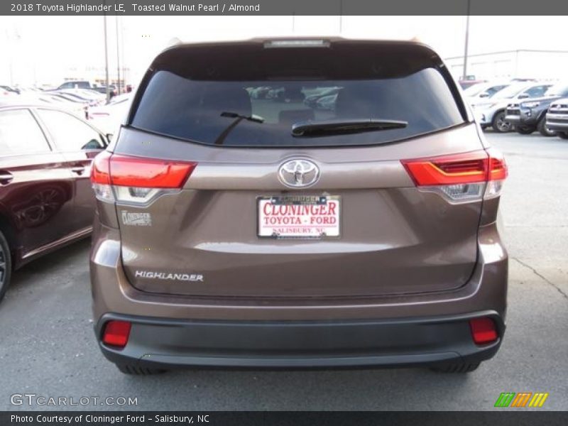 Toasted Walnut Pearl / Almond 2018 Toyota Highlander LE