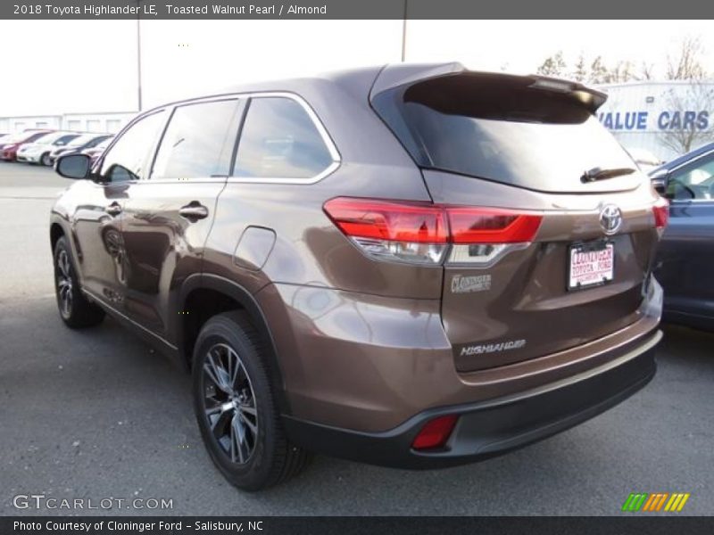Toasted Walnut Pearl / Almond 2018 Toyota Highlander LE