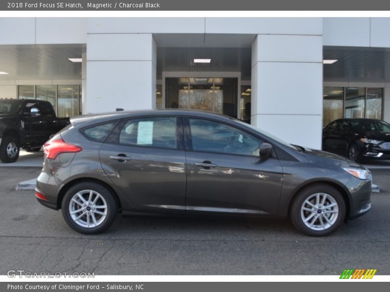 Magnetic / Charcoal Black 2018 Ford Focus SE Hatch