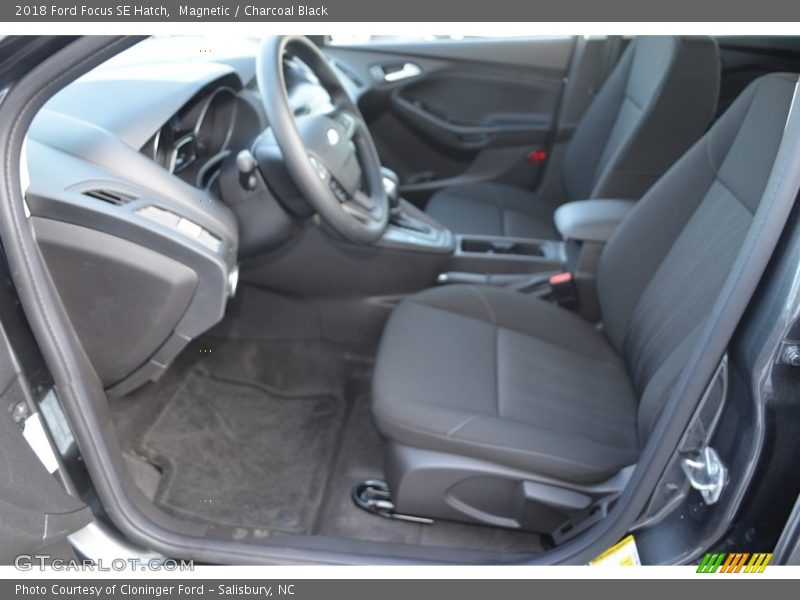 Magnetic / Charcoal Black 2018 Ford Focus SE Hatch