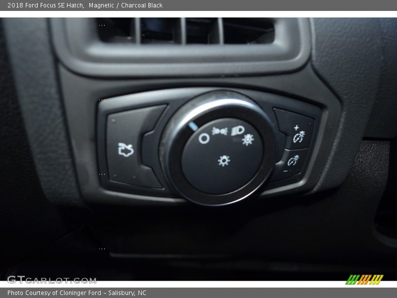 Magnetic / Charcoal Black 2018 Ford Focus SE Hatch