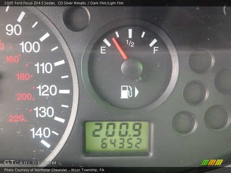 CD Silver Metallic / Dark Flint/Light Flint 2005 Ford Focus ZX4 S Sedan