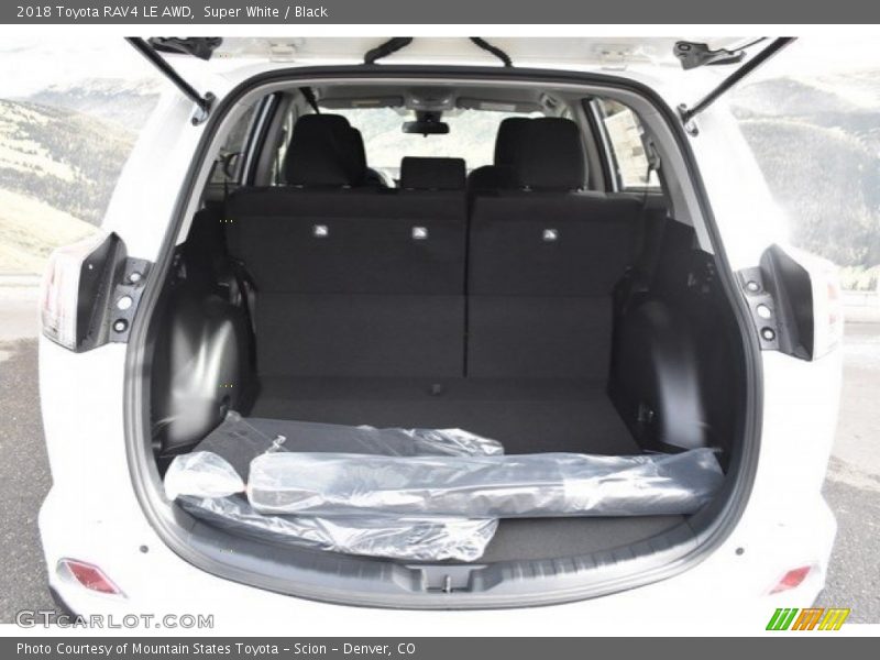 Super White / Black 2018 Toyota RAV4 LE AWD