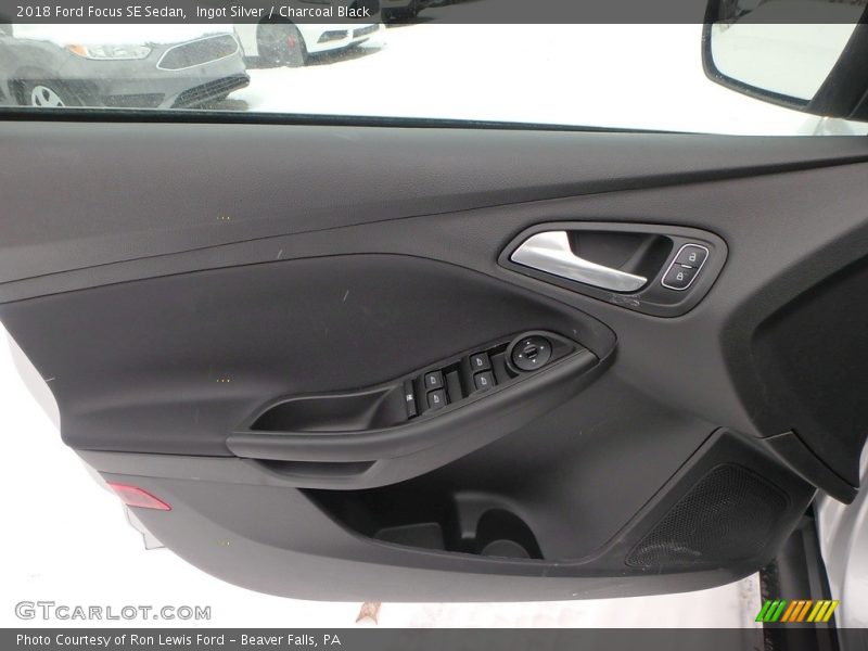 Ingot Silver / Charcoal Black 2018 Ford Focus SE Sedan