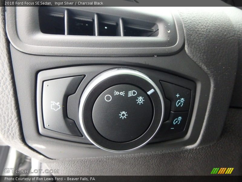 Ingot Silver / Charcoal Black 2018 Ford Focus SE Sedan