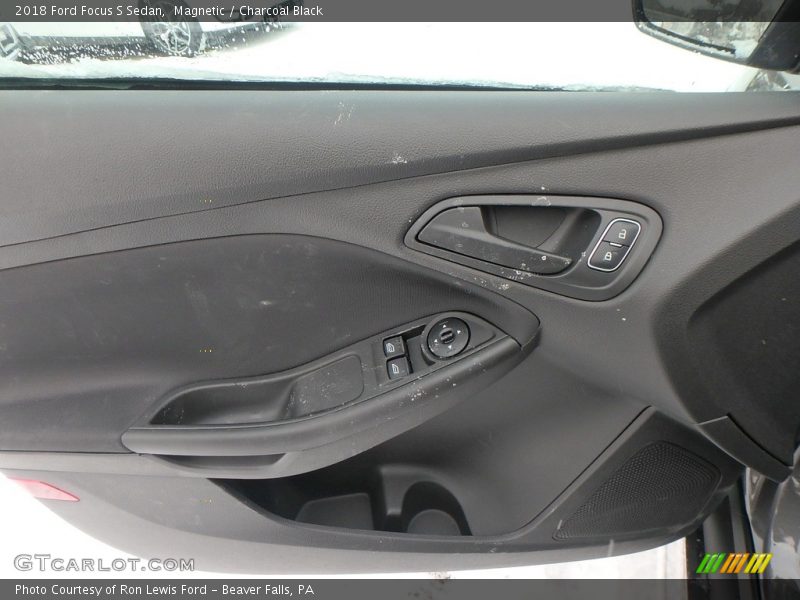 Magnetic / Charcoal Black 2018 Ford Focus S Sedan