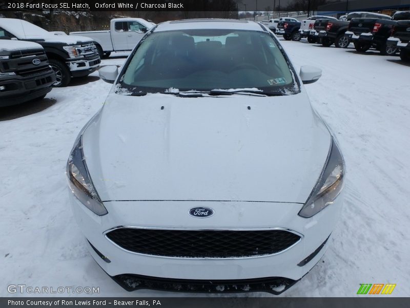 Oxford White / Charcoal Black 2018 Ford Focus SEL Hatch