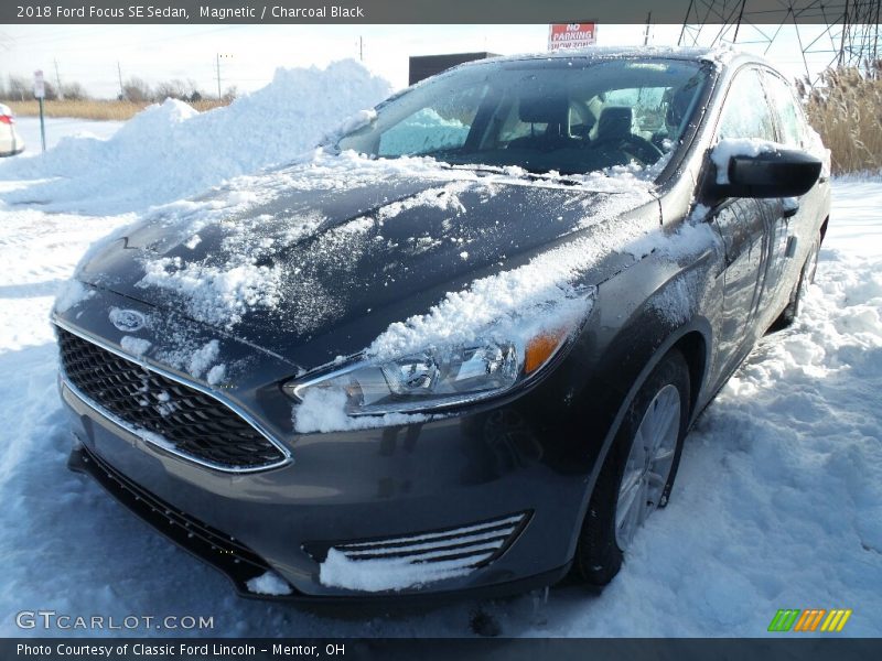 Magnetic / Charcoal Black 2018 Ford Focus SE Sedan