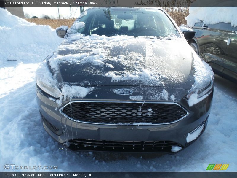 Magnetic / Charcoal Black 2018 Ford Focus SE Sedan