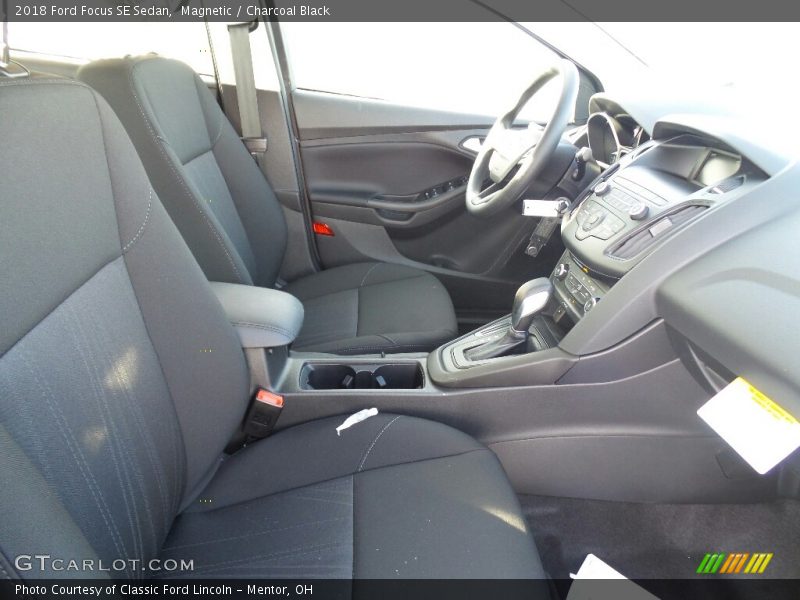 Magnetic / Charcoal Black 2018 Ford Focus SE Sedan