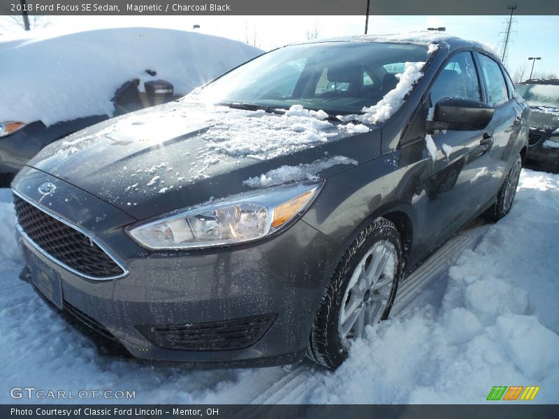 Magnetic / Charcoal Black 2018 Ford Focus SE Sedan
