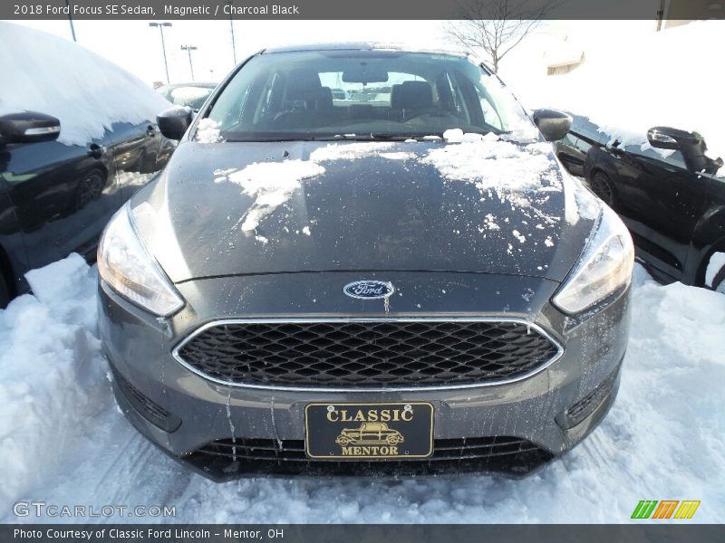 Magnetic / Charcoal Black 2018 Ford Focus SE Sedan