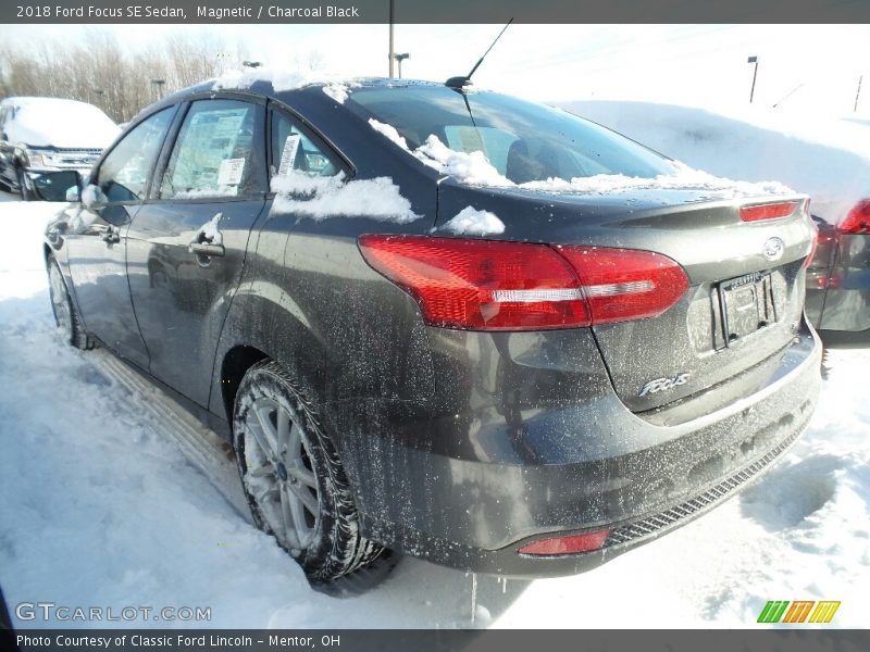 Magnetic / Charcoal Black 2018 Ford Focus SE Sedan
