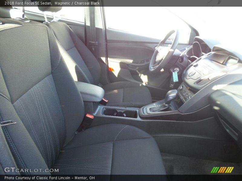 Magnetic / Charcoal Black 2018 Ford Focus SE Sedan