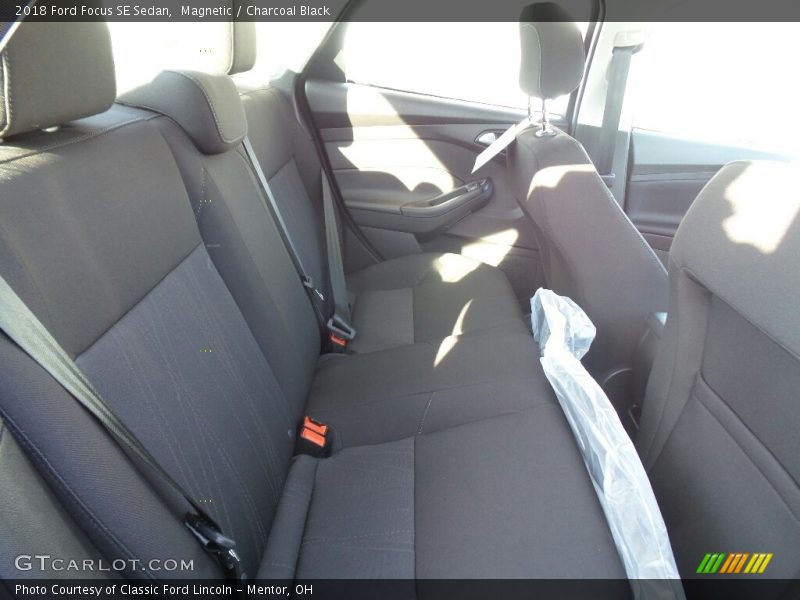 Magnetic / Charcoal Black 2018 Ford Focus SE Sedan