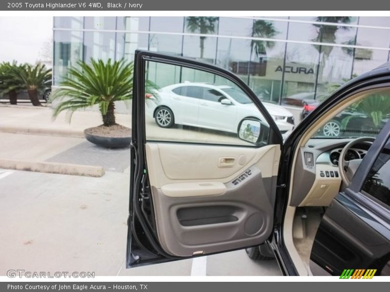 Black / Ivory 2005 Toyota Highlander V6 4WD
