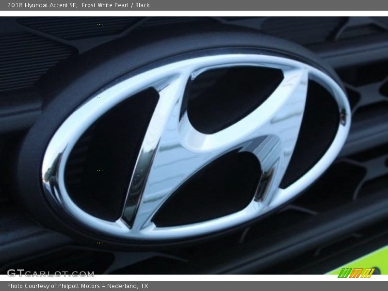Frost White Pearl / Black 2018 Hyundai Accent SE