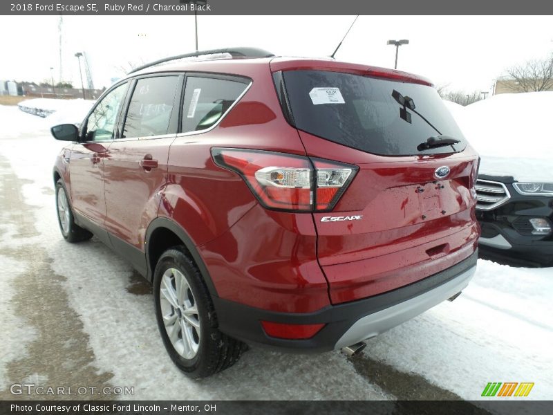 Ruby Red / Charcoal Black 2018 Ford Escape SE