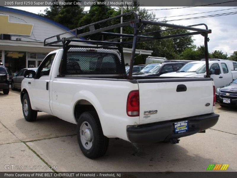 Oxford White / Medium Flint 2005 Ford F250 Super Duty XL Regular Cab