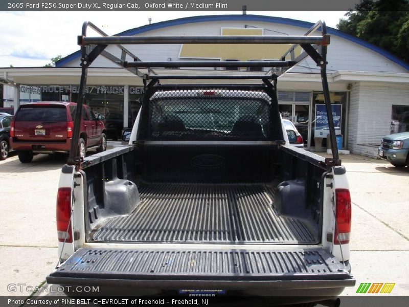 Oxford White / Medium Flint 2005 Ford F250 Super Duty XL Regular Cab