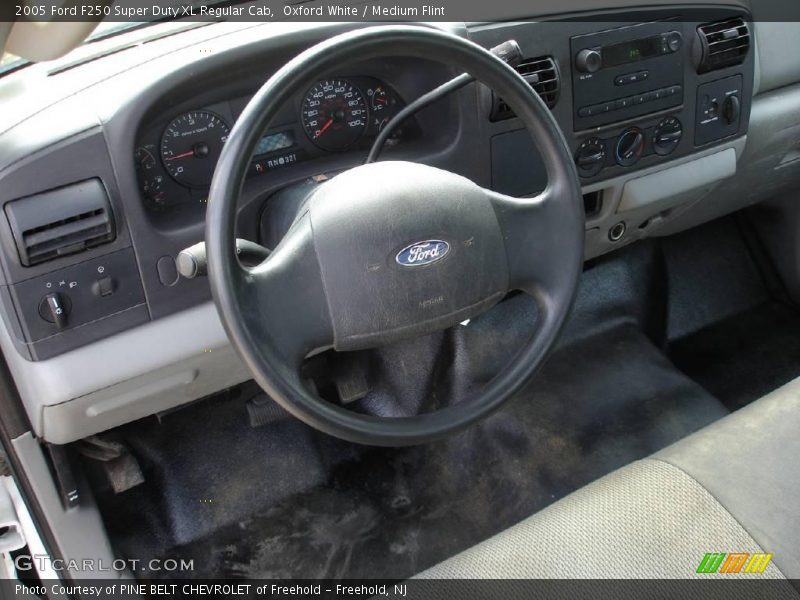 Oxford White / Medium Flint 2005 Ford F250 Super Duty XL Regular Cab