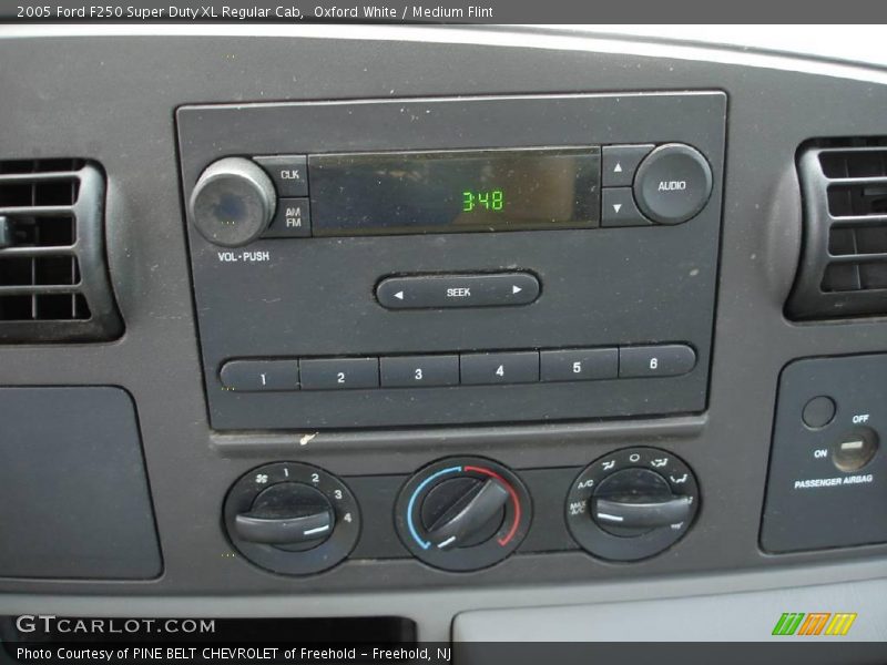 Oxford White / Medium Flint 2005 Ford F250 Super Duty XL Regular Cab
