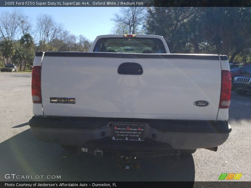 Oxford White / Medium Flint 2005 Ford F250 Super Duty XL SuperCab 4x4