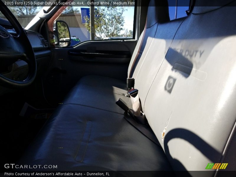 Oxford White / Medium Flint 2005 Ford F250 Super Duty XL SuperCab 4x4