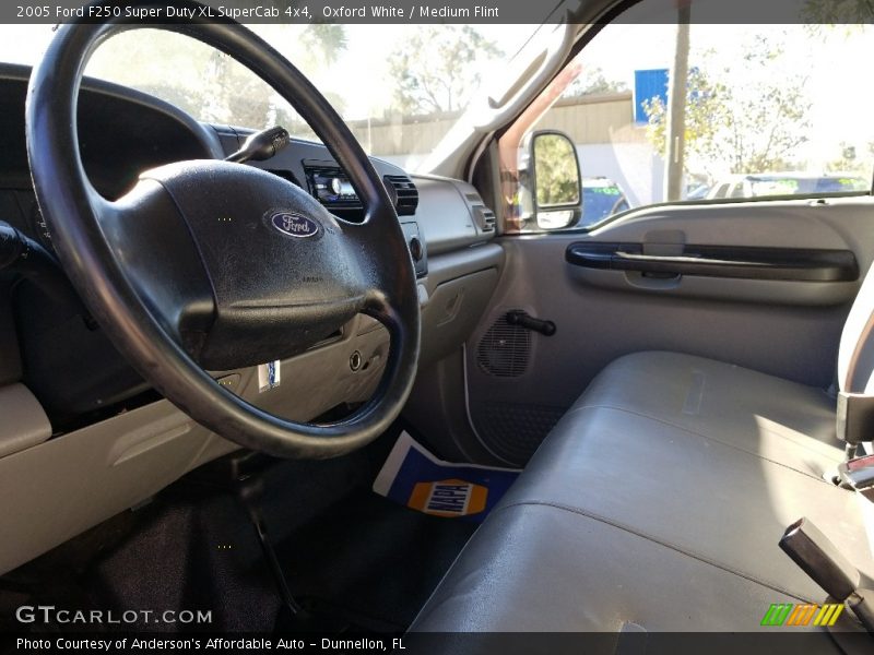 Oxford White / Medium Flint 2005 Ford F250 Super Duty XL SuperCab 4x4