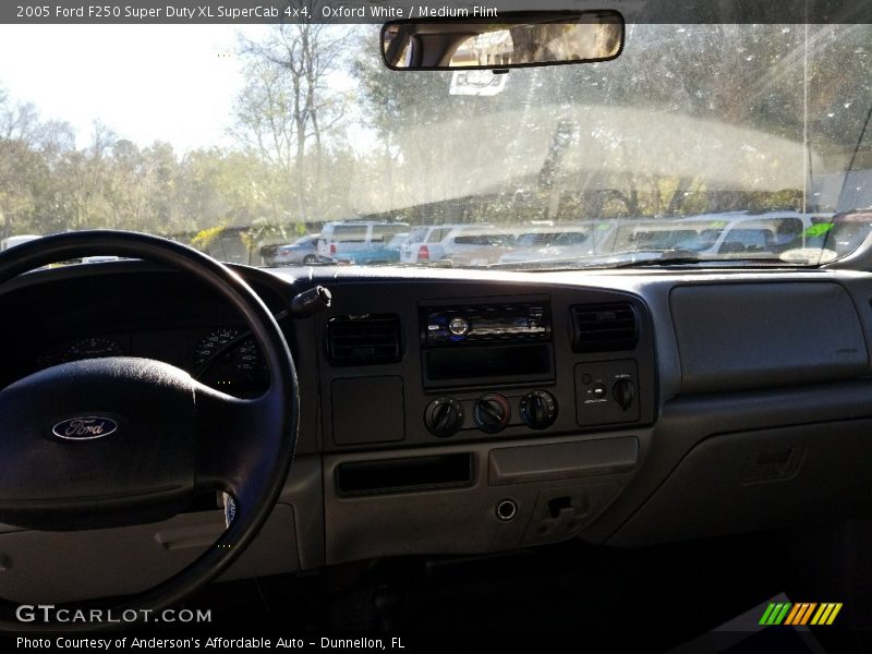 Oxford White / Medium Flint 2005 Ford F250 Super Duty XL SuperCab 4x4