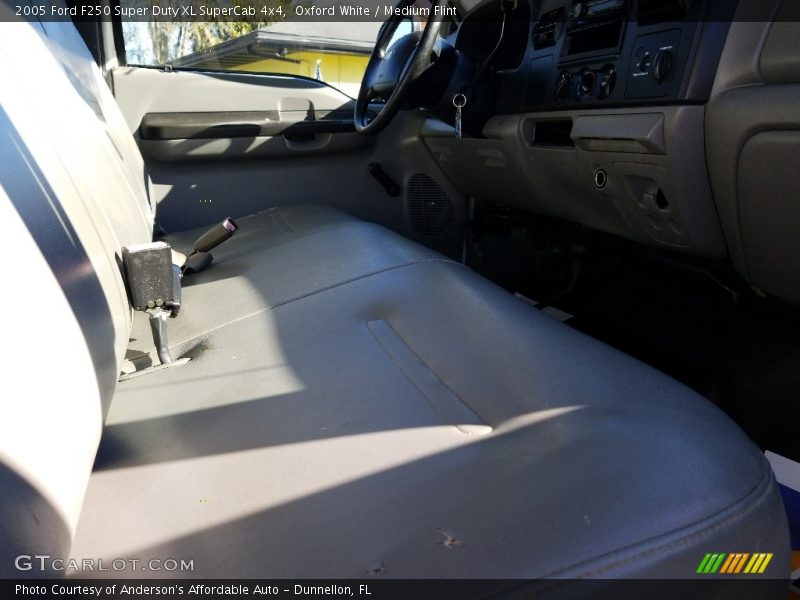 Oxford White / Medium Flint 2005 Ford F250 Super Duty XL SuperCab 4x4