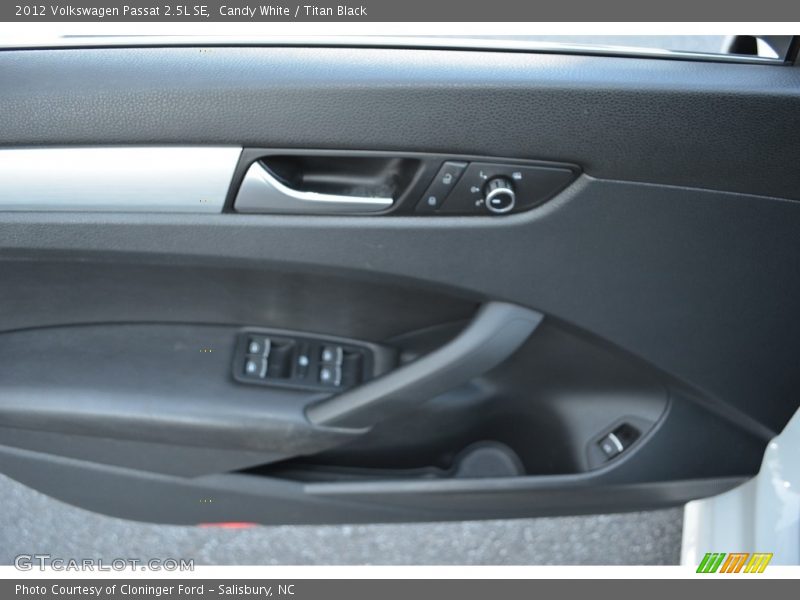 Candy White / Titan Black 2012 Volkswagen Passat 2.5L SE
