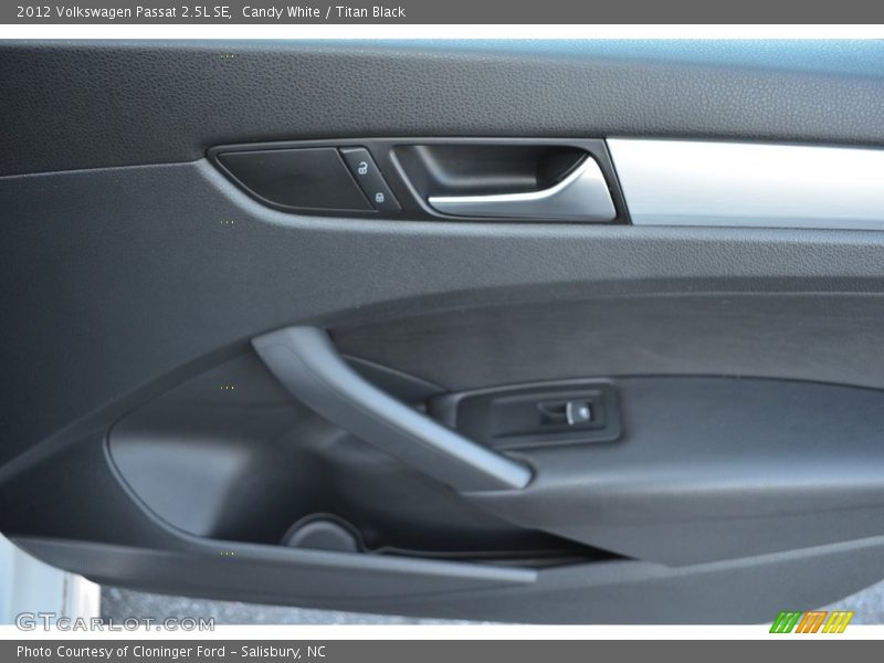 Candy White / Titan Black 2012 Volkswagen Passat 2.5L SE