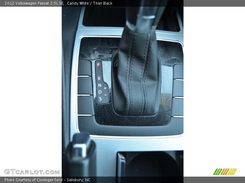 Candy White / Titan Black 2012 Volkswagen Passat 2.5L SE