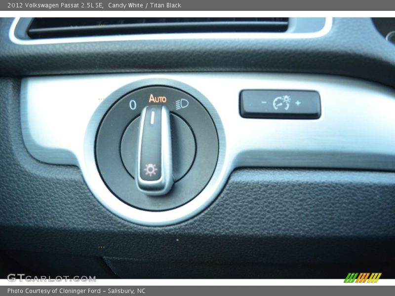 Candy White / Titan Black 2012 Volkswagen Passat 2.5L SE