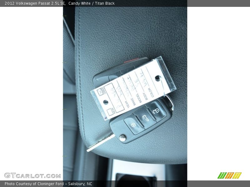 Candy White / Titan Black 2012 Volkswagen Passat 2.5L SE