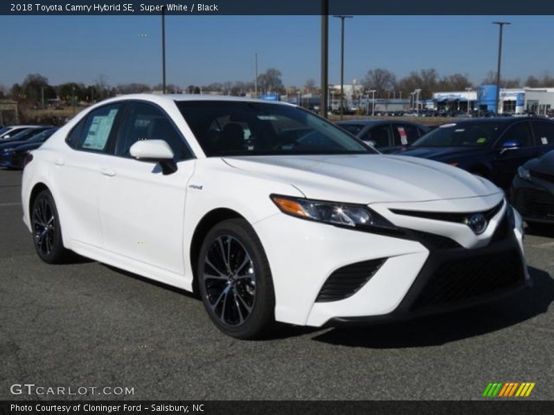 Super White / Black 2018 Toyota Camry Hybrid SE