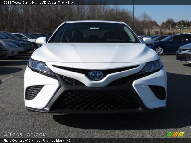 Super White / Black 2018 Toyota Camry Hybrid SE