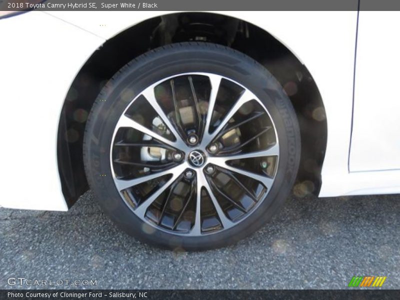 Super White / Black 2018 Toyota Camry Hybrid SE
