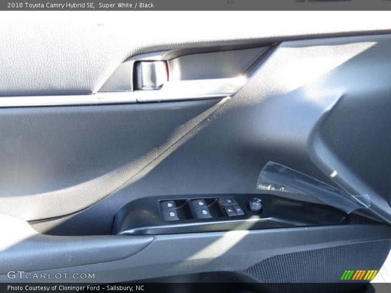 Super White / Black 2018 Toyota Camry Hybrid SE