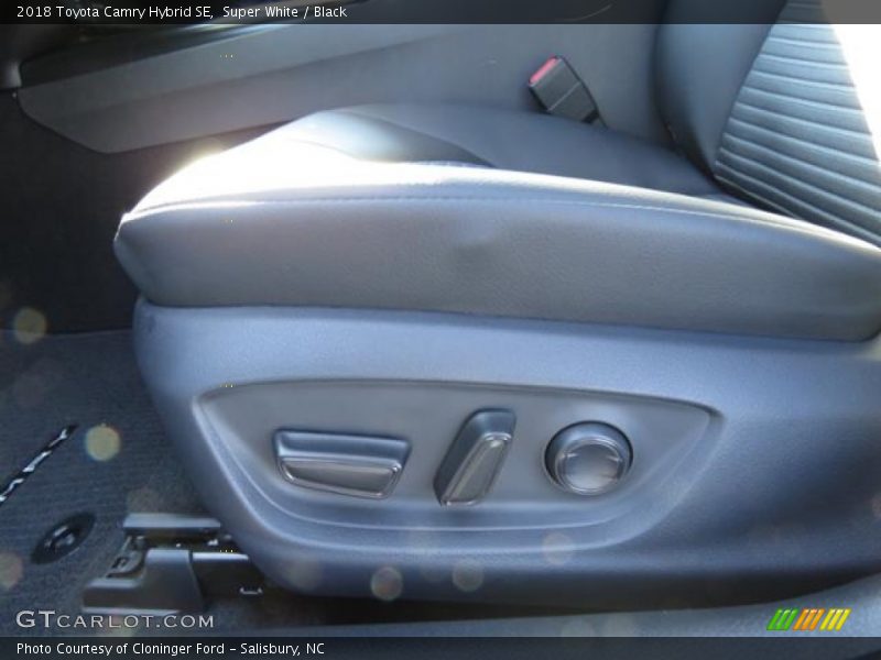 Super White / Black 2018 Toyota Camry Hybrid SE