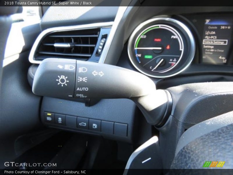 Super White / Black 2018 Toyota Camry Hybrid SE